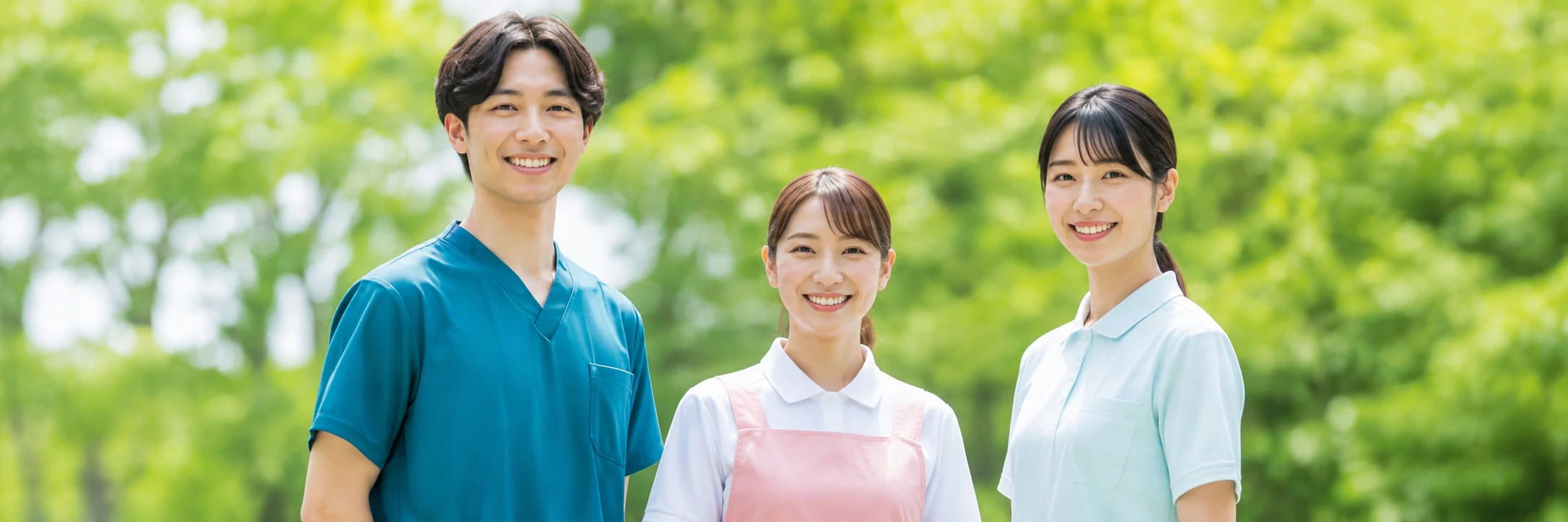 介護施設で働く笑顔の男女スタッフ3名が、利用者様の安心と快適な日常を支える様子。
